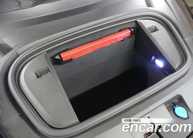 Porsche Taycan 2025 — ფოტო 8/20