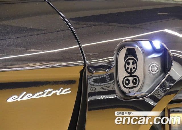Porsche Taycan 2025 — ფოტო 18/20