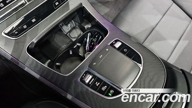 Mercedes-Benz E-Class 2022 — ფოტო 15/20