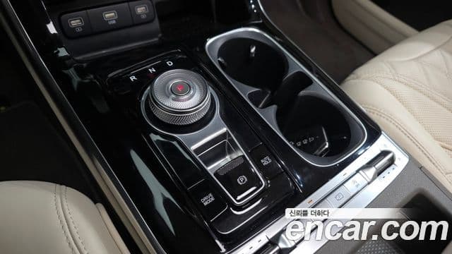 Kia Carnival 2021 — фото 8 из 20
