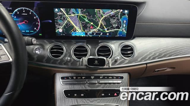 Mercedes-Benz E-Class 2022 — ფოტო 14/20