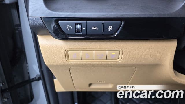 Kia Carnival 2023 — ფოტო 17/20