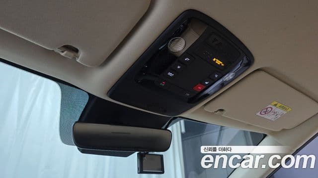Kia Carnival 2023 — ფოტო 18/20