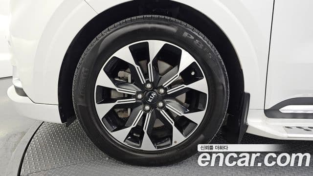 Kia Carnival 2021 — ფოტო 17/20
