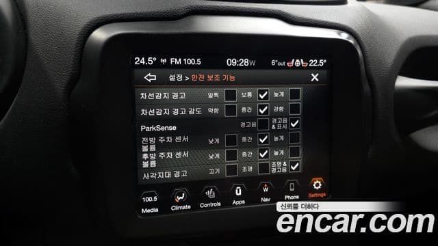 Jeep Renegade 2023 — ფოტო 17/20