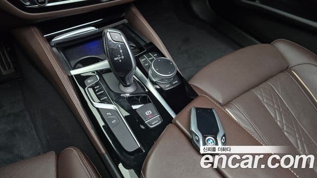 BMW 5 Series 2018 — фото 9 из 20