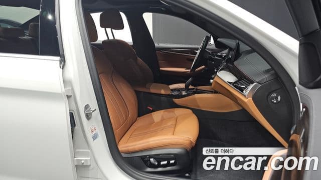 BMW 5 Series 2021 — ფოტო 8/20