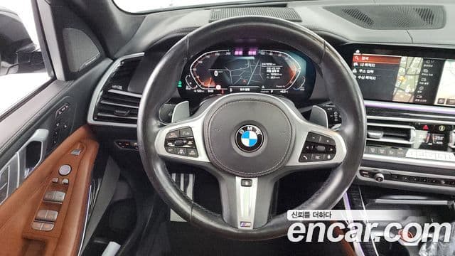 BMW X7 2021 — ფოტო 13/20