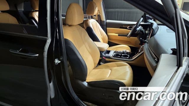 Kia Carnival 2021 — фото 12 из 20