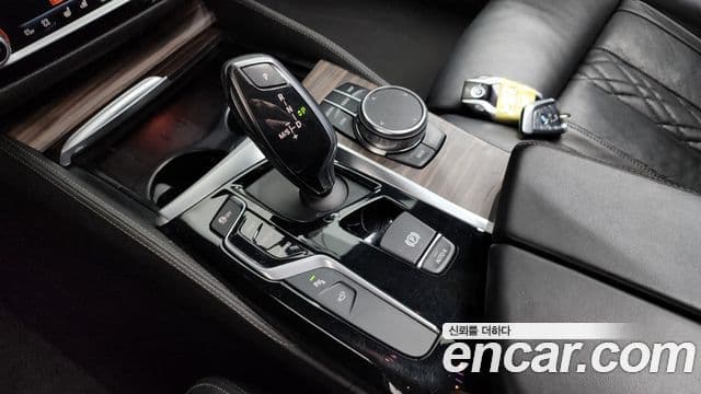 BMW 5 Series 2018 — ფოტო 16/20