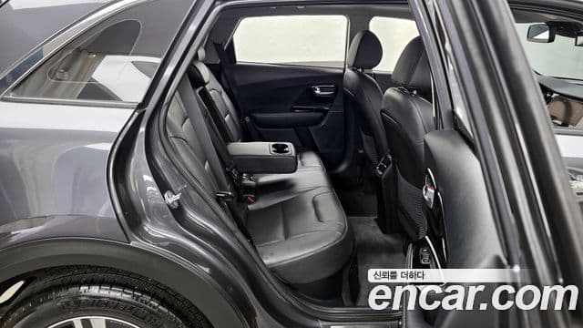Kia Niro 2021 — Фото 12/20