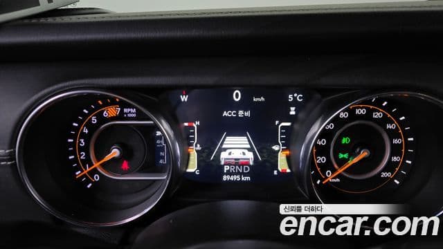 Jeep Wrangler 2019 — ფოტო 8/20