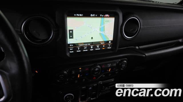 Jeep Wrangler 2019 — ფოტო 14/20