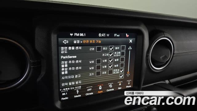 Jeep Wrangler 2019 — ფოტო 16/20