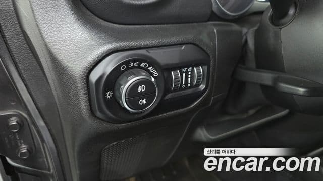 Jeep Wrangler 2019 — ფოტო 19/20