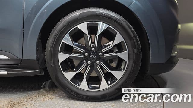 Kia Carnival 2021 — фото 5 из 20