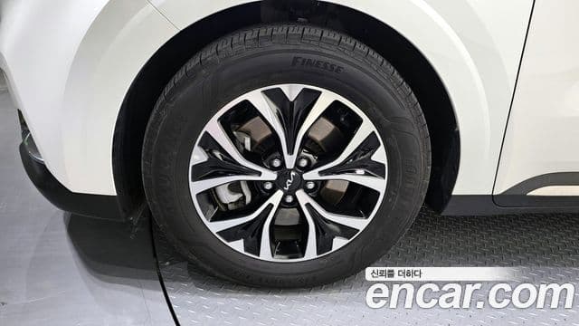 Kia Carnival 2023 — ფოტო 5/20