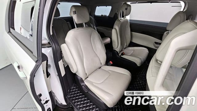 Kia Carnival 2023 — ფოტო 12/20