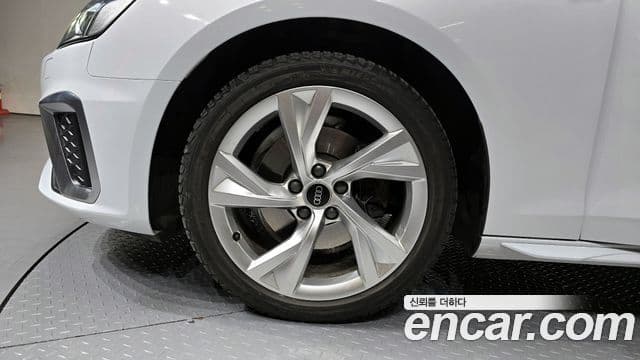 Audi A4 2021 — ფოტო 17/20