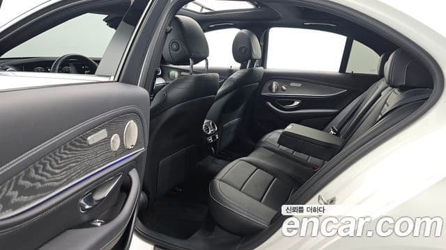 Mercedes-Benz E-Class 2021 — ფოტო 11/20