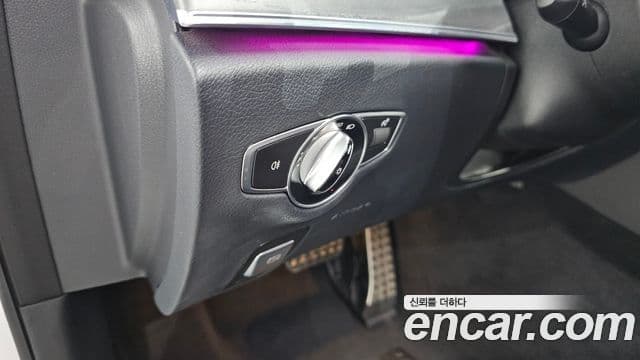 Mercedes-Benz E-Class 2021 — ფოტო 15/20