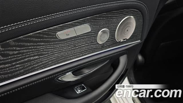 Mercedes-Benz E-Class 2021 — ფოტო 17/20