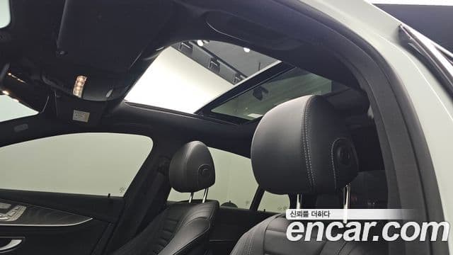Mercedes-Benz E-Class 2021 — ფოტო 19/20
