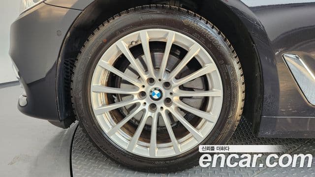 BMW 5 Series 2019 — ფოტო 4/20
