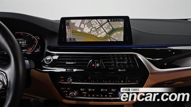 BMW 5 Series 2019 — ფოტო 13/20