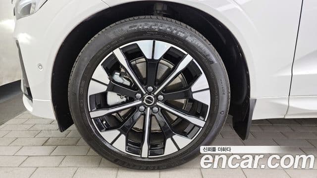 Volvo XC60 2025 — ფოტო 5/20
