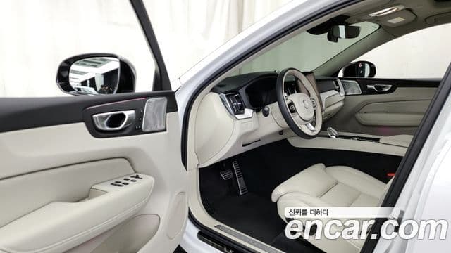 Volvo XC60 2025 — ფოტო 10/20