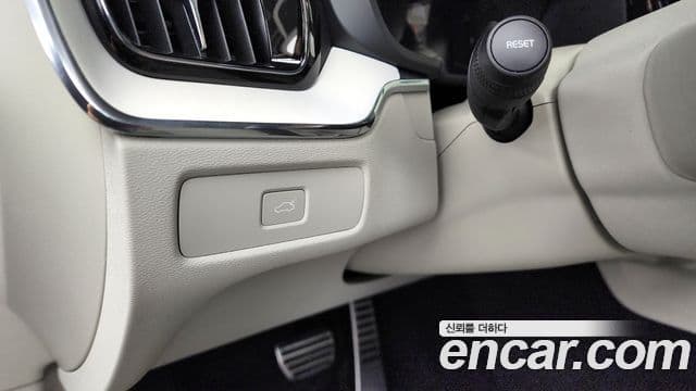 Volvo XC60 2025 — ფოტო 16/20