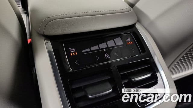 Volvo XC60 2025 — ფოტო 19/20