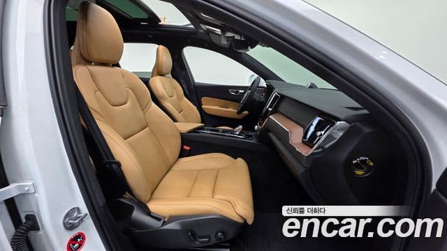 Volvo XC60 2023 — Фото 10/20