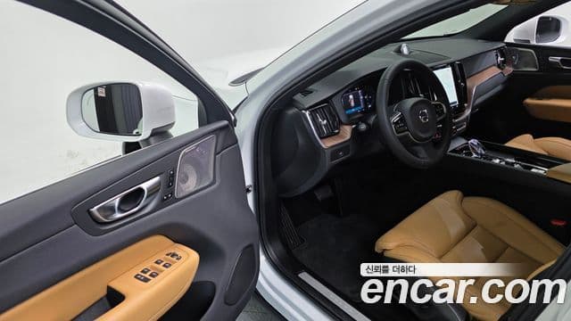 Volvo XC60 2023 — Фото 13/20