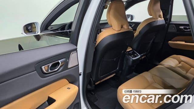 Volvo XC60 2023 — Фото 17/20