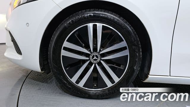 Mercedes-Benz A-Class 2022 — ფოტო 5/20