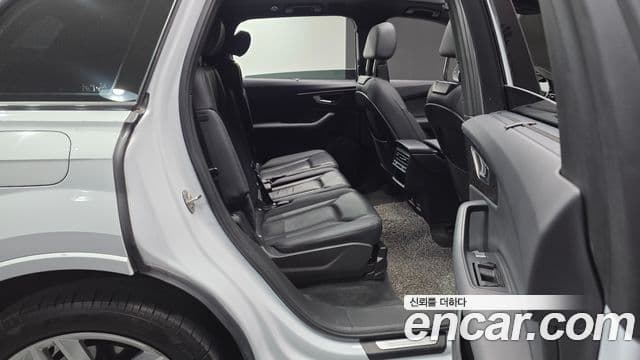 Audi Q7 2023 — Photo 7/20