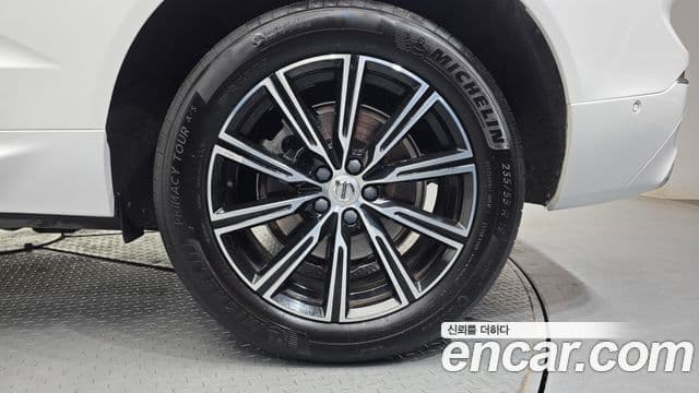 Volvo XC60 2019 — Şəkil 8/20