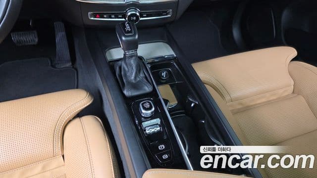 Volvo XC60 2019 — Şəkil 17/20