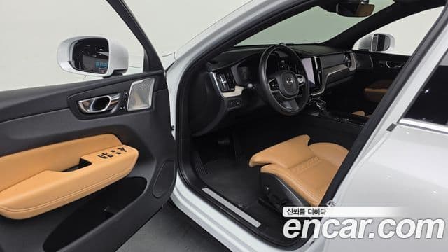 Volvo XC60 2019 — Şəkil 16/20
