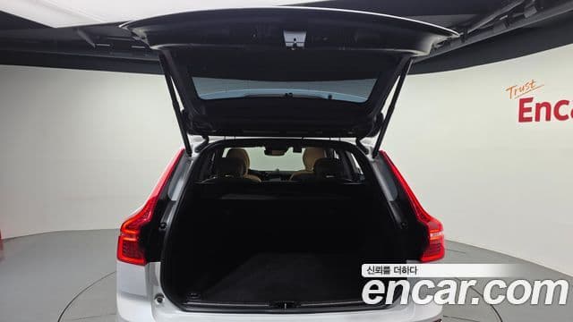 Volvo XC60 2019 — Şəkil 10/20
