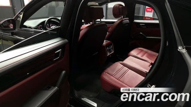 Porsche Cayenne 2022 — Photo 17/32