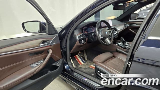 BMW 5 Series 2019 — ფოტო 10/20