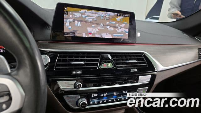 BMW 5 Series 2019 — ფოტო 14/20