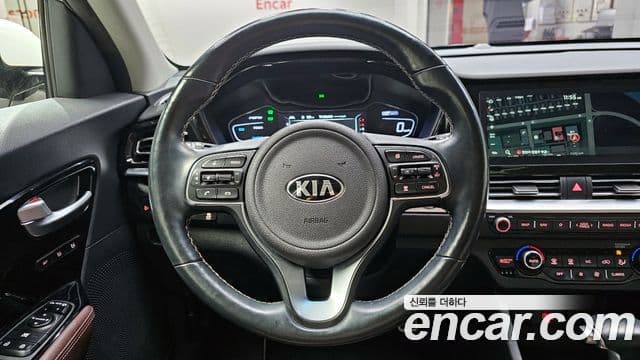Kia Niro 2019 — ფოტო 13/20