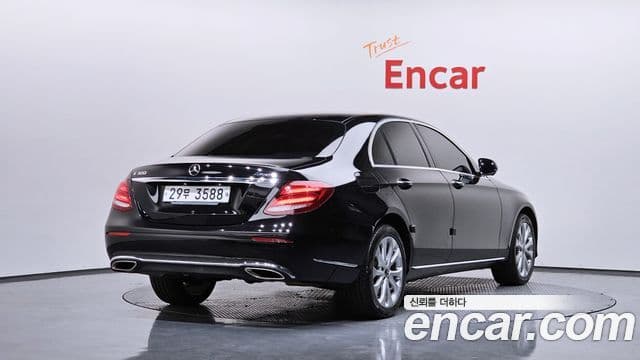 Mercedes-Benz E-Class 2018 — ფოტო 2/20