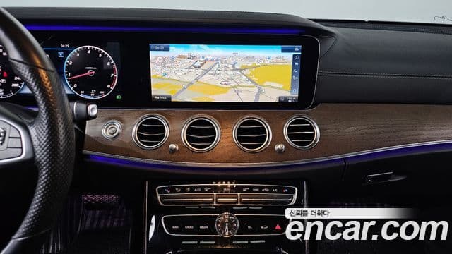 Mercedes-Benz E-Class 2018 — ფოტო 14/20