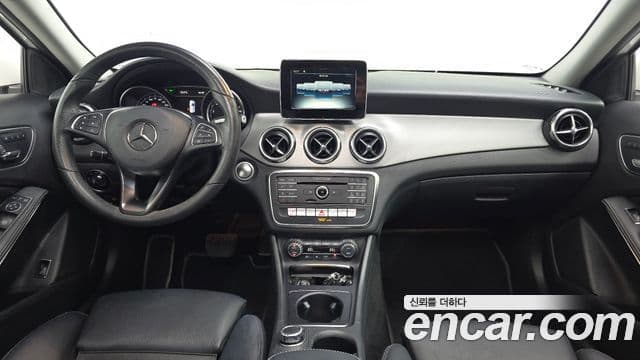 Mercedes-Benz GLA-Class 2019 — Şəkil 7/20