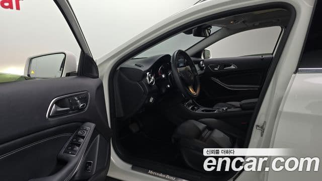 Mercedes-Benz GLA-Class 2019 — Şəkil 10/20